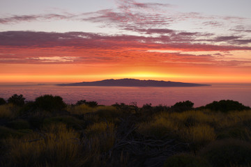 Wschód Słońca nad wyspą Gran Canaria, widziany z Teneryfy - obrazy, fototapety, plakaty