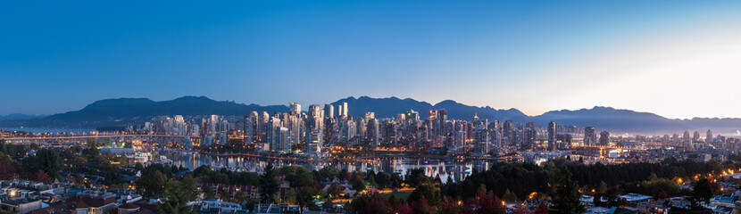 Vancouver Skyline with North Shore Mountains - obrazy, fototapety, plakaty