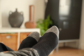 relajado en mi sofá con los calcetines negros