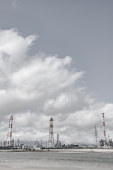 Obraz premium 【セピア】四日市コンビナート 磯津海岸から望む塩浜エリアの工場風景