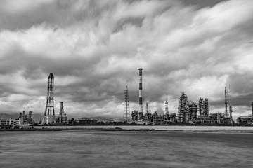 【セピア】四日市コンビナート 磯津海岸から望む塩浜エリアの工場風景
