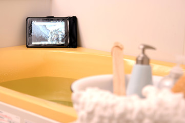 風呂でゆっくりテレビを観る