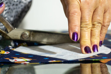 cortando tela para  mascara tapaboca