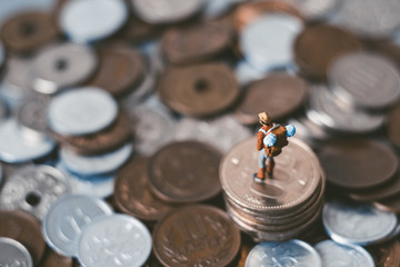 お金の上をハイキングする男性