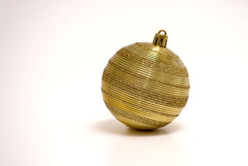 Esfera dorara, adorno navideño para el árbol de navidad, color violeta, punta del árbol, sobre...