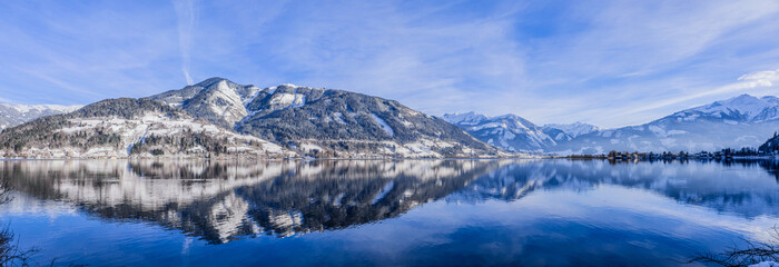 Fototapeta na wymiar Lake Zell (Zeller See) in the Austrian Alps on a Sunny Day in Winter