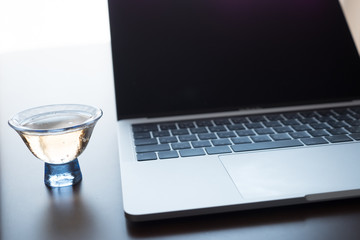 テレワークをしながら酒を飲む