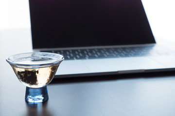 テレワークをしながら酒を飲む