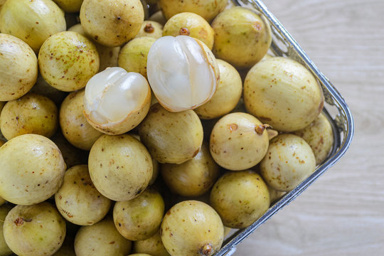 Duku fruits (Lansium parasiticum) or i n english commonly known as langsat or lanzones. healty fruits with contains many nutrients that are good for the body