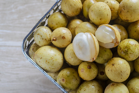 Duku fruits (Lansium parasiticum) or i n english commonly known as langsat or lanzones. healty fruits with contains many nutrients that are good for the body