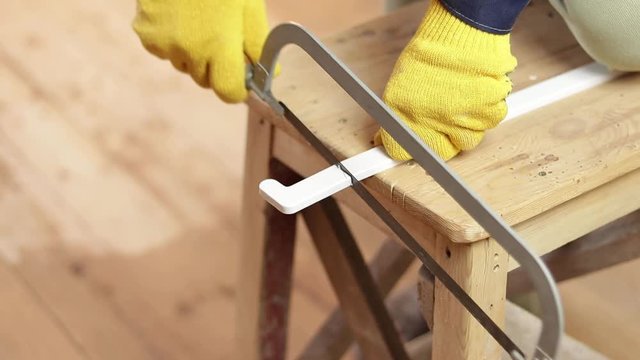 Cut the plastic corner with a hacksaw. Plug for plastic window sill. Cut with a hacksaw for metal. 