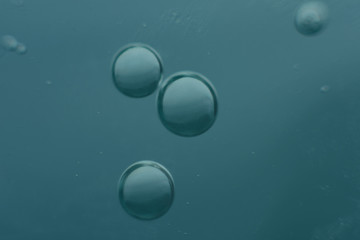 пузыри воды крупным планом на голубом фоне
