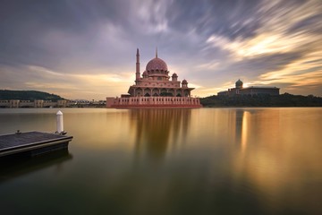 Obraz premium Beautiful Putrajaya mosque in Malaysia