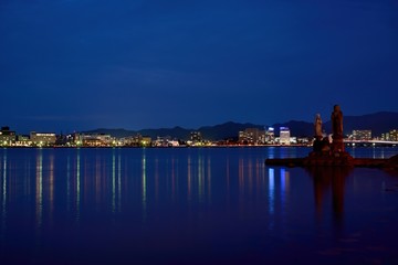 Fototapeta na wymiar 湖畔から見た松江市街の夜景＠島根