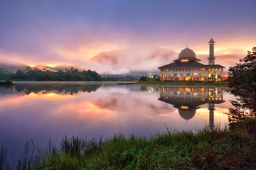 Obraz premium Darul quran mosque, kuala kubu baru selangor at sunrise. Beautiful mosque in Malaysia