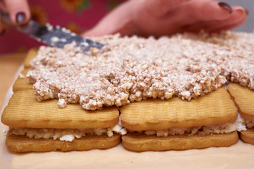 Put the cottage cheese and spread the cookies. Cooking cake 