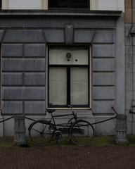 Fototapeta na wymiar old house with a bicycle