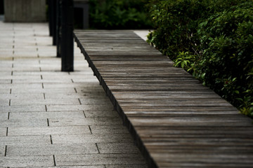Fototapeta premium Bench in the city. Bench without signs of people in urban areas. 都市部のベンチ、都市部にある人の気配のないベンチ