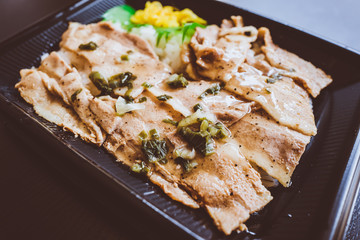 弁当 ネギ塩 豚カルビ重 横
