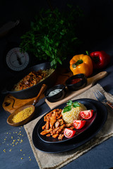 bulgur mit gebratenem fleisch und joghurtsoße