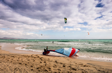 Kitesurfen op het strand van Sotavento in Fuerteventura, Canarische Eilanden, Spanje
