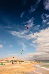 Foto auf Acrylglas Strand Sotavento, Fuerteventura, Kanarische Inseln Kite surfing at Sotavento beach in Fuerteventura, Canary Islands, Spain