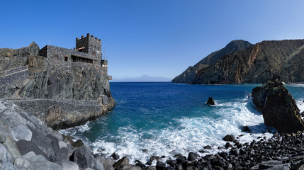 La Gomera - Castillo del Mar in der Bucht von Vallehermoso im Norden der Kanarischen Insel, Spanien - im Hintergrund die Insel Teneriffa