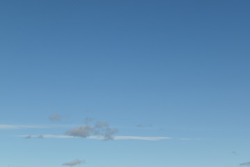 青空と線のような雲