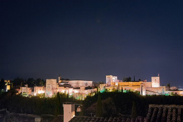 Fototapeta na wymiar Anochecer sobre la Alhambra en Granada, España