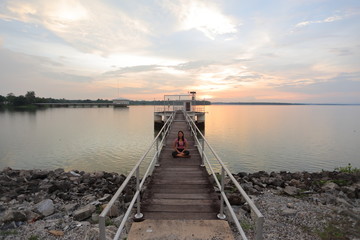 Obraz premium Dokkrai Reservoir and view sunset water reflection at rayong, thailand 