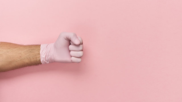 Gest dłoni w rękawiczce jednorazowej, ochrona przed wirusami.