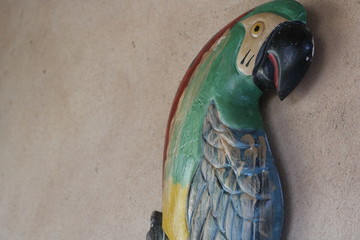 Arara de gesso