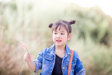 Girls' close-up backgrounds,cute fashion dresses,for adventures,training to learn natural plants during the summer holidays