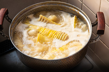 竹の子のアク抜き　米糠を使って茹でる