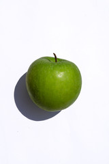 Mela verde sfondo bianco 