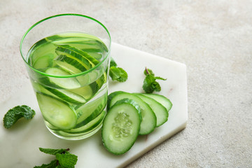 Obraz premium Glass of cucumber infused water on table