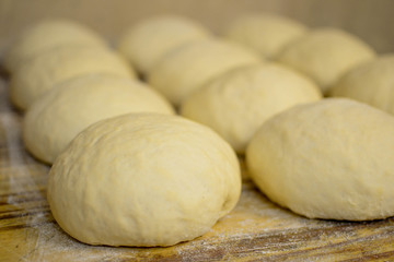 Bollos de masa de pizza de pizzeria local