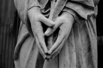 Escultura de cementerio manos rezando