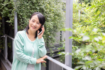 ミドル女性　スマホ　通話