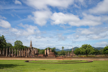 Fototapeta na wymiar View of the sky and beautiful historic sites in Sukhothai Historical Park