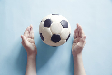 Fototapeta premium 子供の手とサッカーボールとステイホームのメッセージ