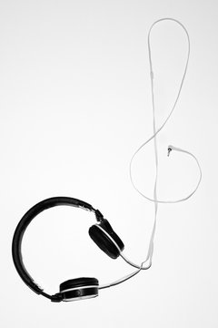 Conceptual. Cascos en clave de sol