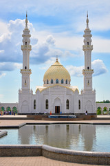 Fototapeta na wymiar Beautiful white mosque in Bulgars. Republic of Tatarstan, Russia. Islam, religion and architecture.