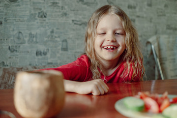 A lovely little girl like to eat vegetables 