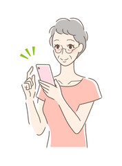 スマホを操作して笑顔の女性