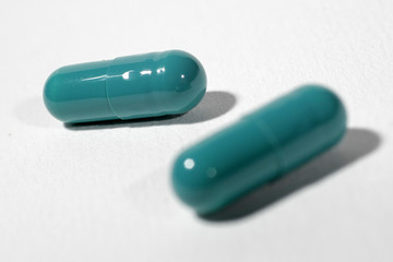 Gellule de medicament sur fond neutre