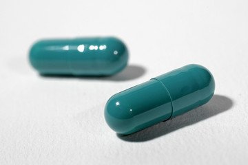 Gellule de medicament sur fond neutre