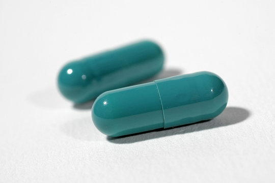 Gellule de medicament sur fond neutre