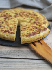 Tortilla de patata y huevo casera sobre un plato rústico 