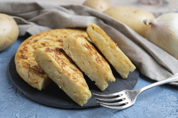 Pincho de tortilla española en la mesa